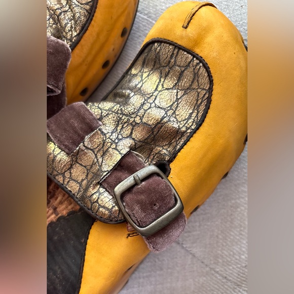 Kenzie Gold Leather Buckle Clog Mules with Metallic AccentSize 6.5 - Picture 10 of 10